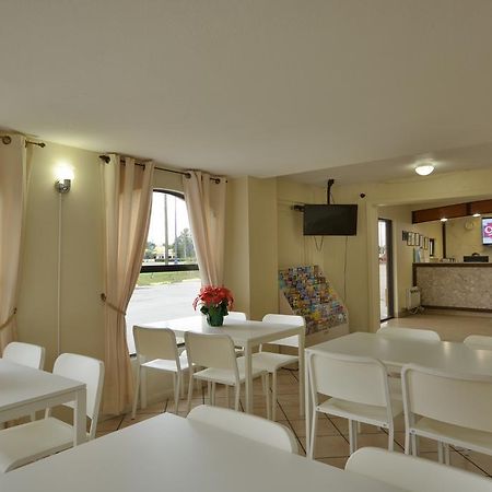 Country Hearth Inn- Kissimmee Bagian luar foto