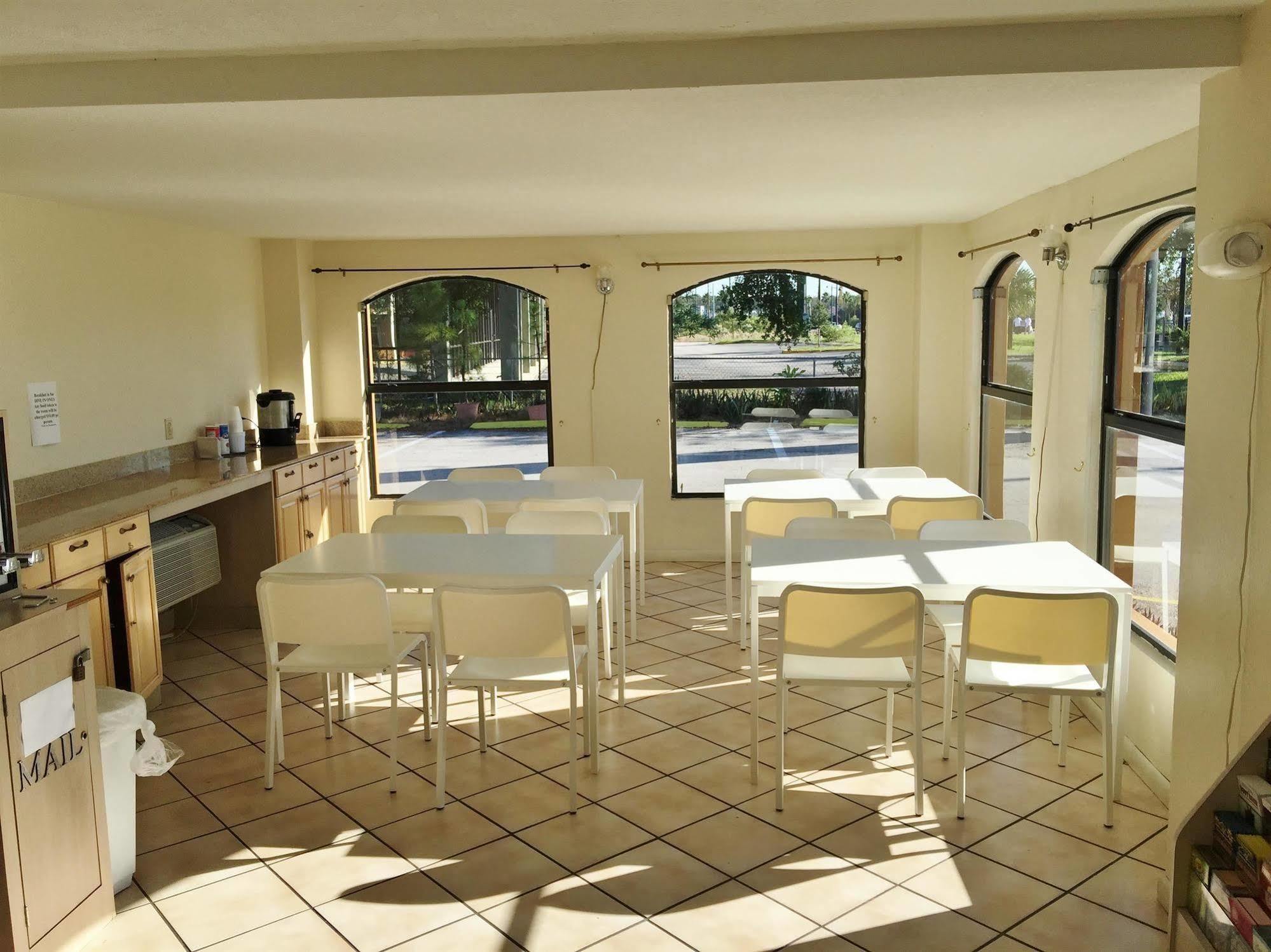 Country Hearth Inn- Kissimmee Bagian luar foto